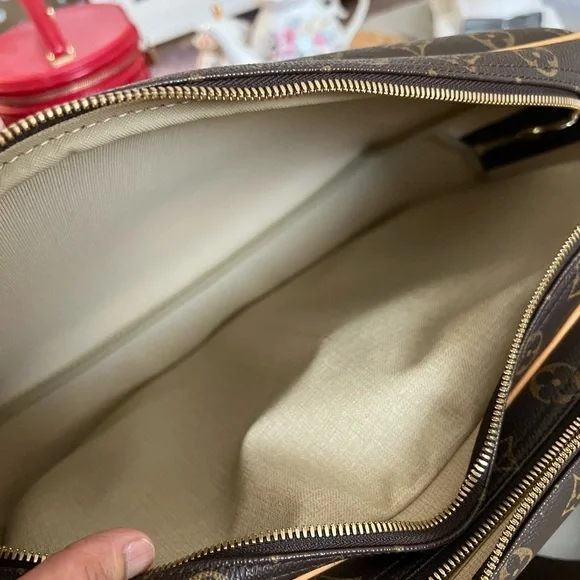Louis Vuitton Reporter Gm in very good, 100 percent authentic, very clean